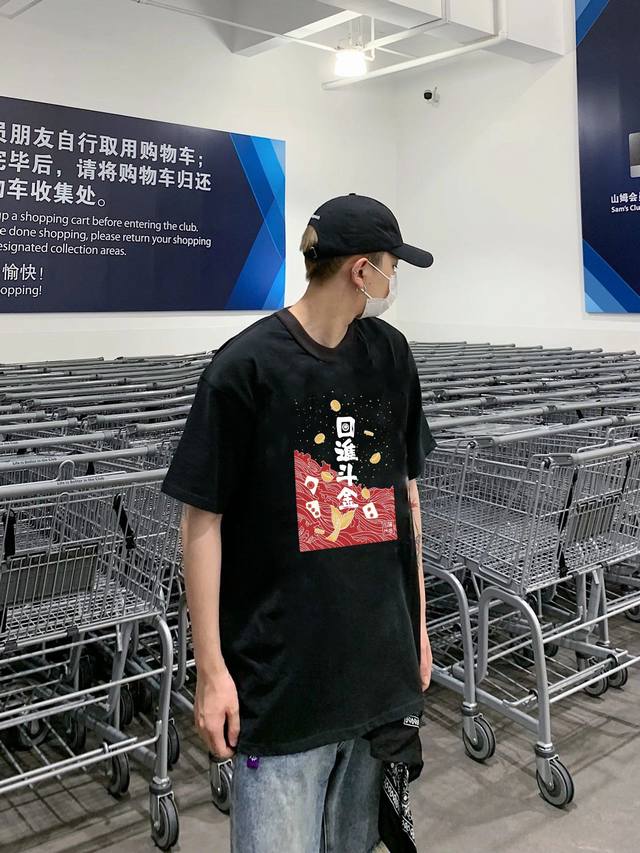 上新！新款李宁日进斗金圆领短袖T恤！超级吸睛！ 不仅保留了传统的招牌风格，色调上的搭配效果自带层次，视觉上很有高街调性！重工艺高质感，棉质感强，男女同款！ 尺码