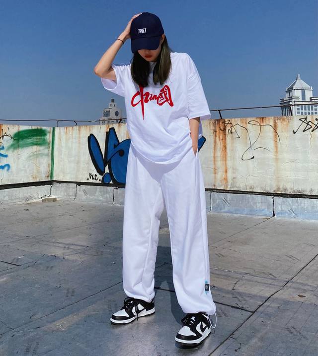 上新！夏季新款中国元素碰撞，别致心情！ 高密针织圆领设计，平整简约！亲肤透爽！面料的柔软性舒适性无可挑剔！男女均可驾驭，打破性别局限性。 尺码：S-3Xl 颜色