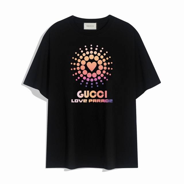 Gucci 新款爱心发散字母短袖T恤,简单的设计看起来特别大方！版型剪裁特别有讲究！上身很洋气显瘦内搭外穿都看高密针织圆领设计，平整简约！亲肤透爽！T恤面料的柔