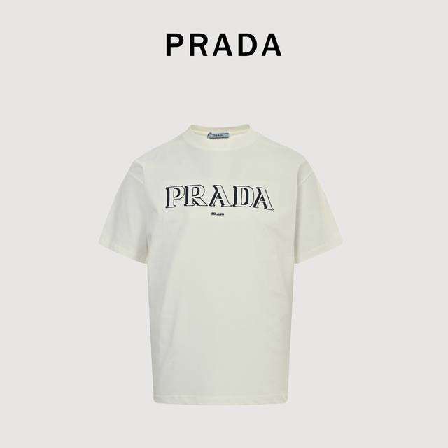 Prada 普拉达 25Ss 3D重影字母刺绣短袖T恤 经典胸前3D重影字母Logo泼墨立体刺绣。 260G棉质布料40支双纱面料，无蚀尘毛艺工处布理面，纺织密