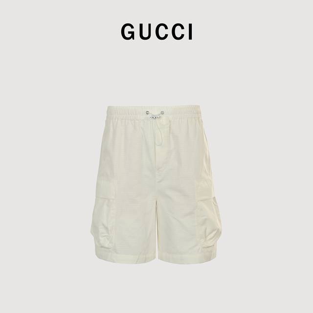 Gucci 古驰 25Ss 后袋红绿条纹抽绳短裤 Gucci新款短裤以细格棉布匠心打造，背面缀饰热烫Gucci织带细节。 Size:46-52
