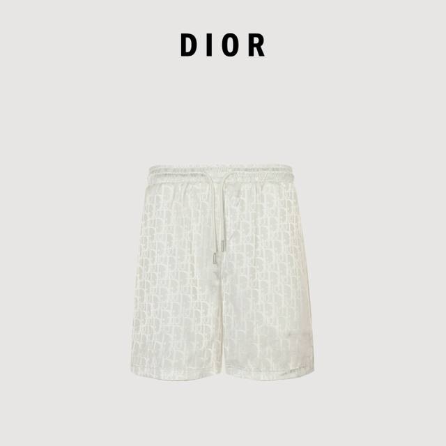 Dior 迪奥 24Ss 老花暗纹提花沙滩短裤 满印Logo的造型设计，桑蚕丝混纺会让衣服在柔软的同时保持很好的扩型效果，同时混纺工艺后的桑蚕丝材质比纯桑蚕丝衣
