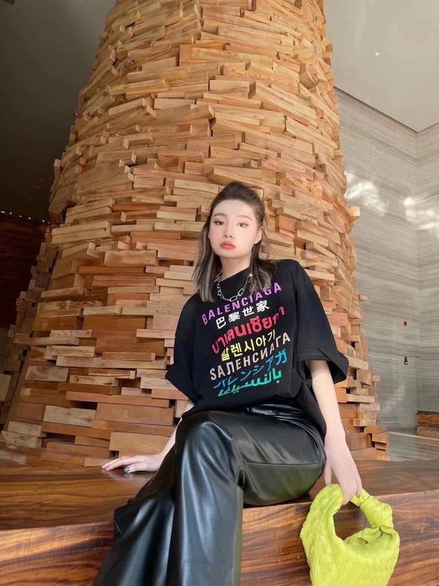 上新！Balenciaga巴黎世家新款七国语言字母短袖T恤，把经典玩出不同，打破单一设计再创造，增多点趣味性！男女同款入，厚实有质感，透气且吸汗，喜欢就盘她！