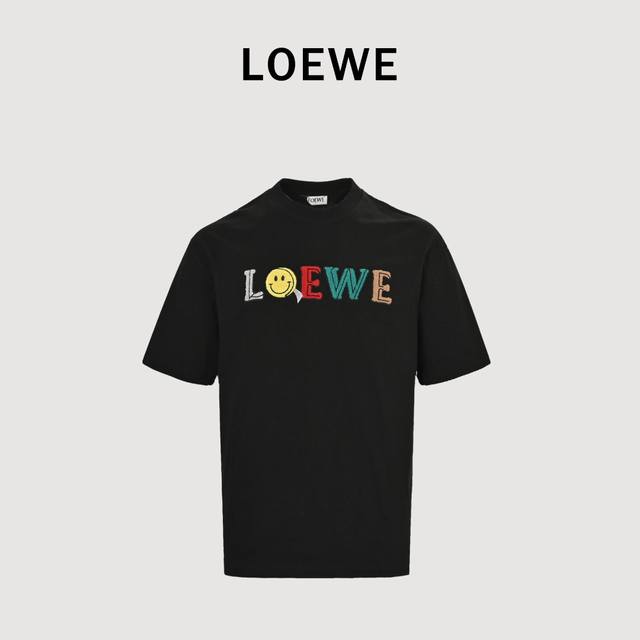 Loewe 罗意威 24Ss 毛巾绣字母短袖 原版购入开发，面料采用80S精梳棉，260克重 螺纹：32S精梳纱，1乘1螺纹工艺：上身质感拉满 Logo处采用特