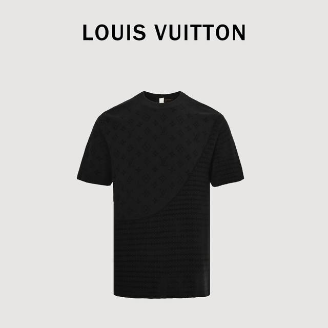 Louis Vuitton 路易威登 老花满印针织套装短袖 原8,850购入，采用高质纯棉14S细针织片，德国进口提花机织片而成。电脑扫描胸前描绘字母图案。提花