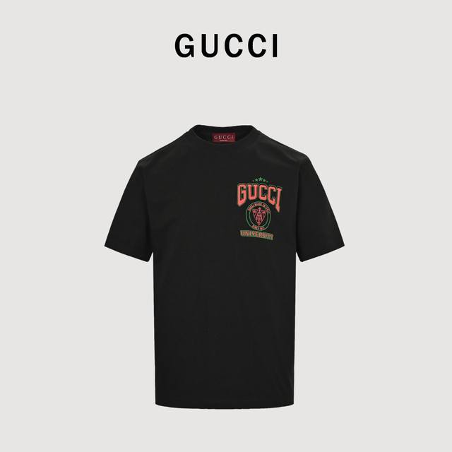 Gucci 古驰 25Ss 胸口字母徽章印花短袖 精选 %高支棉，触感如春风拂面，轻盈贴合肌肤，赋予日常穿着以极致舒适。领口采用防变形螺纹织法，肩线精准裁剪修饰