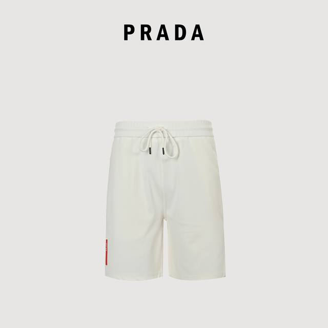 Prada 普拉达 24Ss 红色Logo胶条条纹短裤 男女同款全新美学灵感趣味设计,渠道性质精品。让整体造型设计更加优雅时尚， 今夏最火系列，无数明星潮人追捧