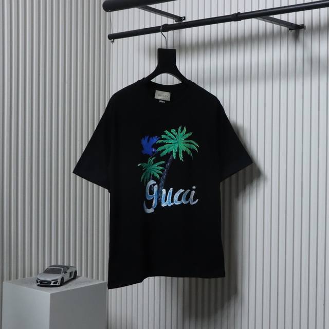 椰树印花短袖 定制240克同缸染面料 手感非常舒服 春夏最新砖柜同步 Os落肩版型 时尚又个性 超级百搭好看的一款 男女都非常合适 人手必备款 吊牌 领标 水洗