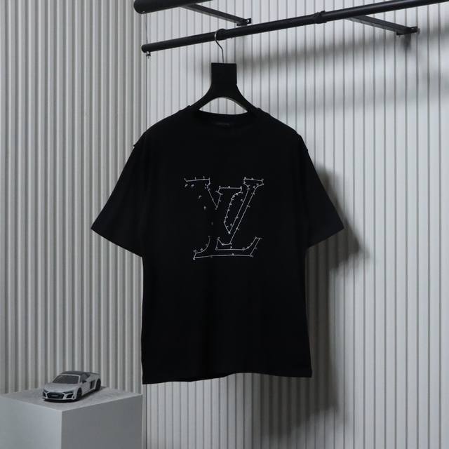 Louis Vuitton 路易威登 22Ss 星宿连线刺绣短袖客供Alumo平纹棉绉布,，纤维面料精细裁制而成，平整紧致且手感质感都属于超级轻盈，柔软细腻，舒