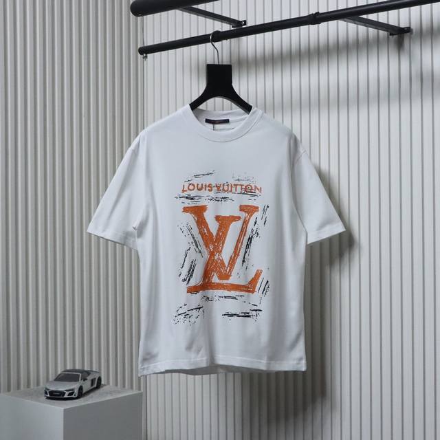 Louis Vuitton 路易威登 手绘涂鸦大字母Logo短袖简约宽松的版型结合纯色的效果，自然的凸显出高级质感，胸前涂鸦Logo印花后背采用黄色Logo标签
