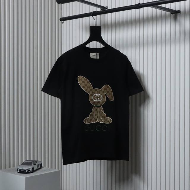 Gucci 古驰 23Ss 老花兔贴布刺绣短袖采用进口田岛刺绣3D立体1.1定位，230克双纱面料，1*1双纱280克罗纹领口，活性燃料印花！宽松版型，男女同款