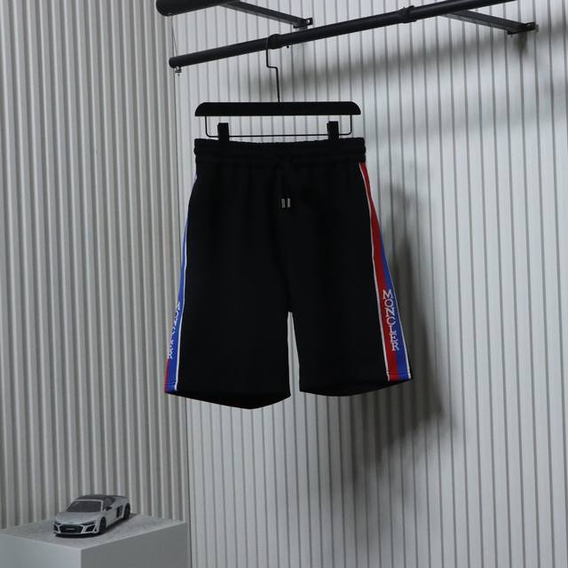 Moncler 蒙口 25Ss 侧边织带红蓝白字母刺绣短裤 Moncler蒙口2025春夏新品潇洒帅气的高级单品短裤，定制进口面料质感挺阔舒适，原版开模定制五金