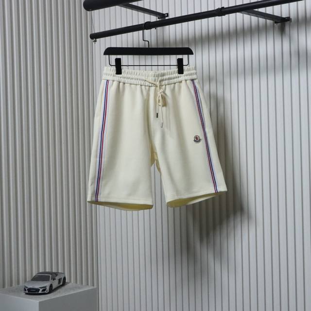 Moncler 蒙口 25Ss 徽标刺绣红蓝白条织带拼接短裤 采用重磅透气层面料，定织定染，高克重混纺科技面料，松紧弹力腰部抽绳，侧边采用红白蓝织带拼接工艺，裤