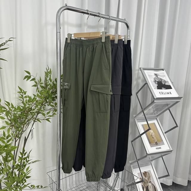 工厂P直供 Arc Teryx 始祖鸟 休闲工装裤 颜色：军绿 灰色 黑色 尺码：M-3Xl 精编轻薄舒适透气面料，经典化骨鸟Logo烫印，腰部松紧抽绳，裤脚收