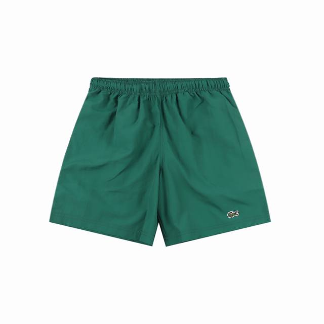 Lacoste 法国鳄鱼 纯色小鳄鱼刺绣抽绳运动短裤 梭织面料 舒适透气 定织定染抽绳 可调节 Lacoste 品牌融合运动与时尚 打造精致而休闲的生活方式 “