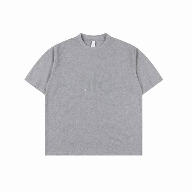 Alo 25Ss 前后反光字母短袖T恤 面料采用定制240G 26支特滑双股精棉平纹高密无尘全棉布料。前幅高密度加厚，走线平整，代工品质，全套定制辅料。 尺码：