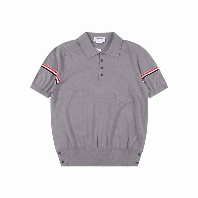 Thom Browne 25Ss 手臂缎带冰丝提花Polo短袖 精选定织高支羊毛混纺冰丝材质，采用低饱和度灰调色织工艺，透气性提升40%，夏季穿着体感清凉柔滑，