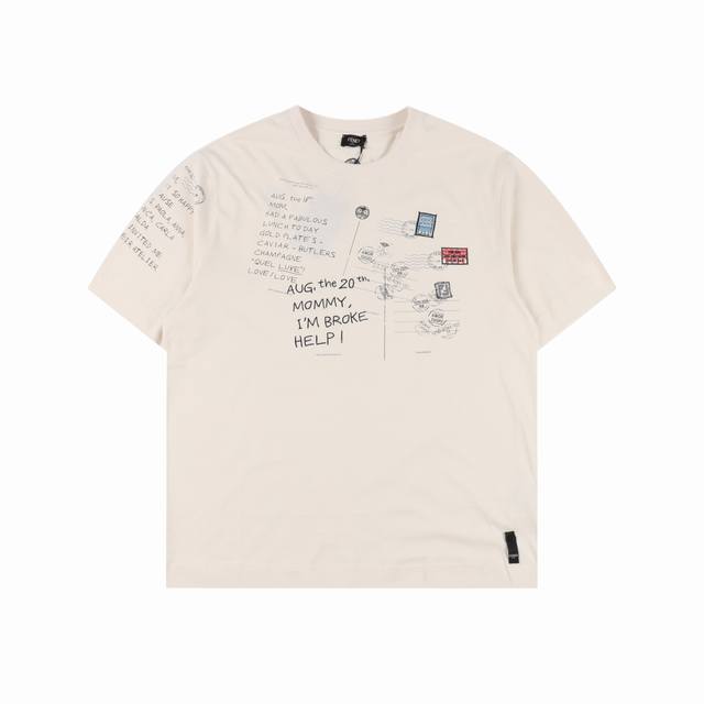 Fendi 芬迪 25Ss 邮票盖章印花短袖 原版 10,300购买，特纺密棉面料、邮票图案印花、圆领直身版型、全套辅料配备，#特纺紧密棉质纯棉面料，采用24S