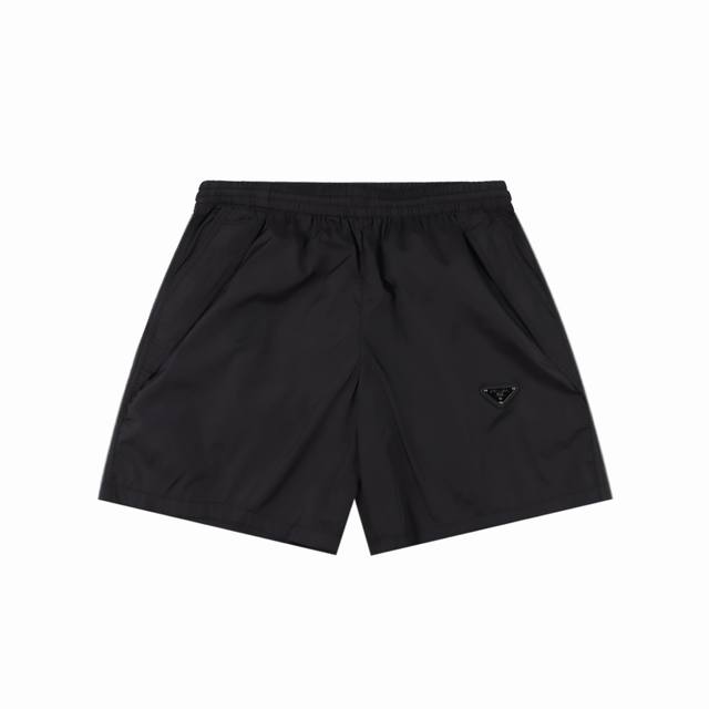 Prada 普拉达 25Ss 经典三角标尼龙短裤 采用科技尼龙防水面料 薄如蝉翼 质感莎爽 金属三角品牌Logo铭牌 休闲舒适 高品质 推荐入手 Size:S-