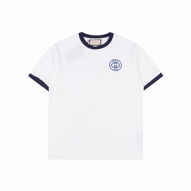 Gucci 古驰 23Ss 1921刺绣Logo撞色短袖 采用进口哑光线绣花 三标齐全，定织32支精梳紧密纯棉面料，舒适透气不易变形。宽松版型，男女同款 Siz