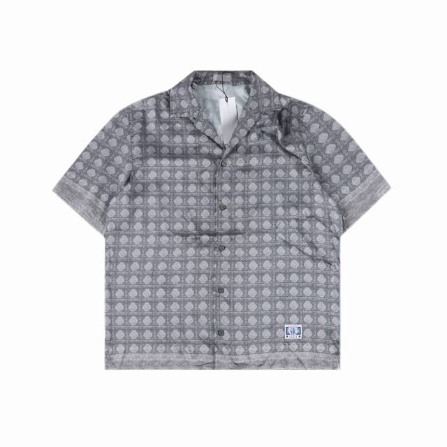 Dior 迪奥Cd 丝质满印套装短袖衬衫 丝质印花翻领短袖衬衣 全新设计款式 通体饰以藤格纹印花 正面饰以对比鲜明的 Dior Charm 标签 纽扣开合门襟设