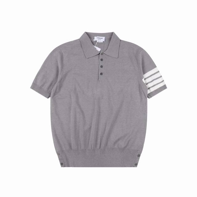 Thom Browne 25Ss M26四杠条纹冰丝提花Polo短袖 精选定织高支羊毛混纺冰丝材质 采用低饱和度灰调色织工艺 透气性提升40% 夏季穿着体感清凉