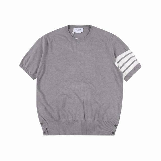 Thom Browne 25Ss M27四杠条纹冰丝提花短袖 精选定织高支羊毛混纺冰丝材质 采用低饱和度灰调色织工艺 透气性提升40% 夏季穿着体感清凉柔滑 采