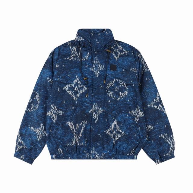Louis Vuitton Lv 蓝印染印花连帽夹克外套 正品25300购入，采用高密度棉质府绸，内里采用锦缎府里布，布匹直喷，定位裁床，定制章仔、链条、吊钟、