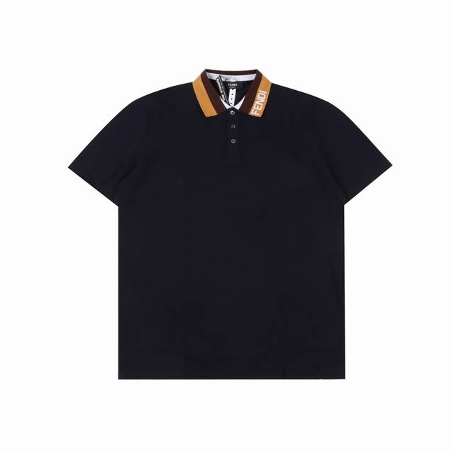 Fendi 芬迪 领口织带字母短袖Polo衫 选用棉质珠地网眼布打造，定制材质 G长绒棉，衣领为双系统提花定织扁机制成，有弹性，不变形，衣服全部原生布捆边，前胸