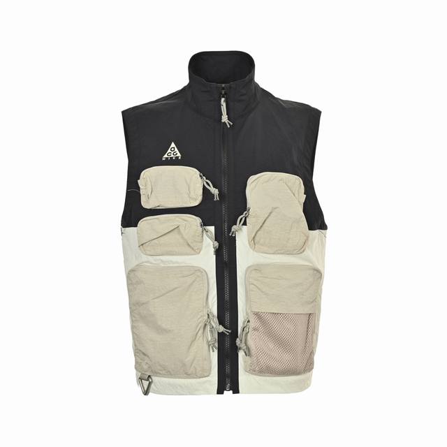 Nike Acg 23Ss 多口袋机能背心马甲 大身面料是通过外贸大厂直接定织定染的，标准的公司单，面料采用 100%锦纶 350T低弹尼丝纺 ，表面有特殊褶皱