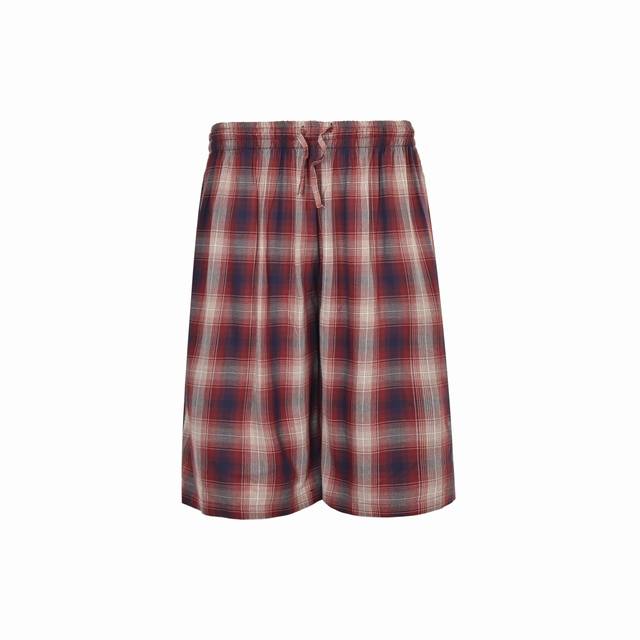 Acne Studios 25Ss 红白格短裤 采用新疆长绒棉与色纺纱混纺，通过21针精梳工艺确保纱线支数达到120S以上，实现面料的光泽度与抗皱平衡，格纹图案