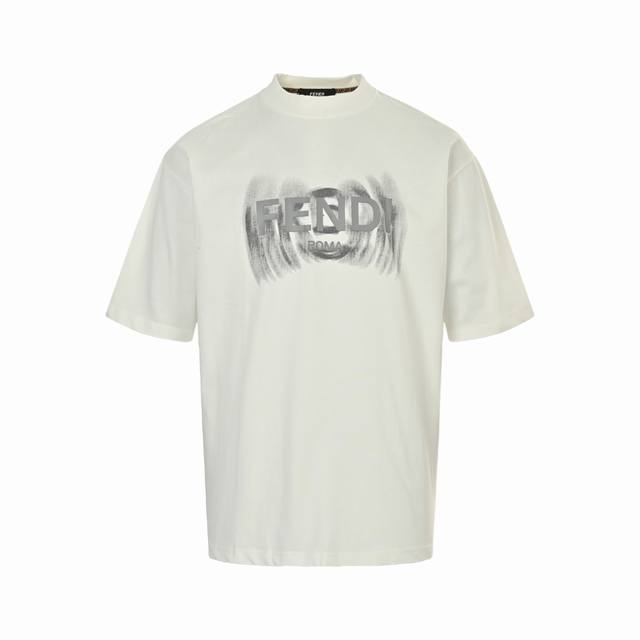 Fendi 芬迪 25Ss 渲染字母Logo印花短袖 采用高质量面料制作而成，无论是日常穿搭还是参加派对，都能展示出您的时尚品味和个性。这款短袖具有舒适的剪裁和