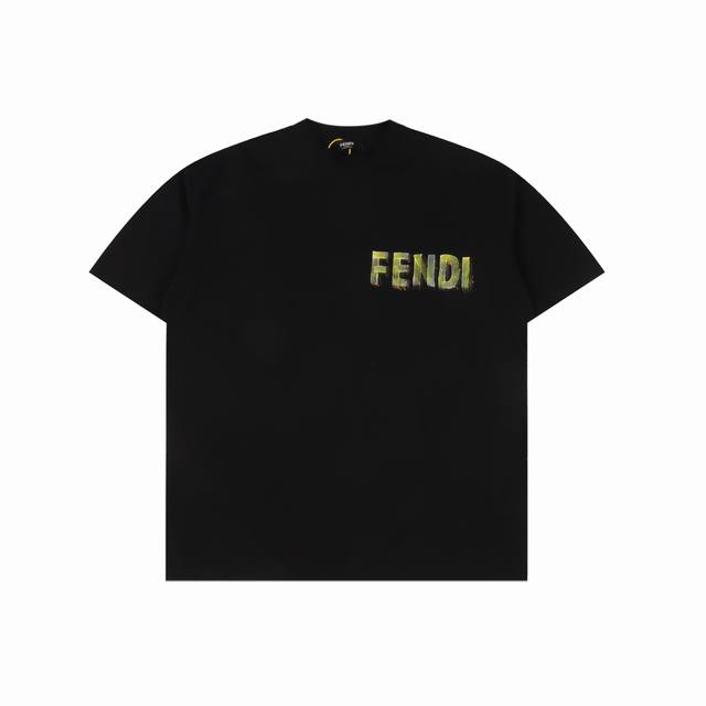 Fendi 芬迪 手绘字母涂鸦印花短袖T恤 . 采用手工绘画工艺 面料采用冰感索罗娜高端布料 Os落肩版型，时尚又个性，超级百搭的一款！螺纹领口不松垮 高温固色