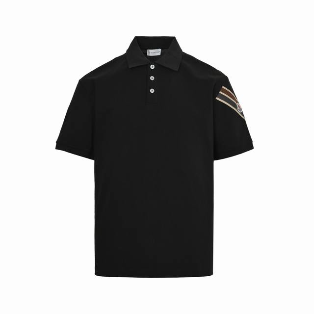Moncler 蒙口 25Ss 手臂织带拼接徽章Polo短袖 采用定制珠地面料，为整件Polo衫奠定了高品质基础。珠地布独特的蜂巢状组织结构， 使得面料表面呈现