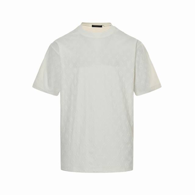 Louis Vuitton 路易威登 24Ss 满印老花提花短袖 定制老花提花爽滑面料 质感舒适度都是拉满的 上身简约百搭， 手感非常舒服 超级百搭好看的一款短