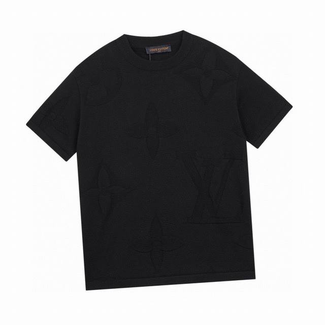 路易威登 Louis Vuitton 夏季新款 压花针织圆领短袖 为全幅 Monogram Macro 图案渲染深邃色调，于柔软提花针织融入大号 Monogra