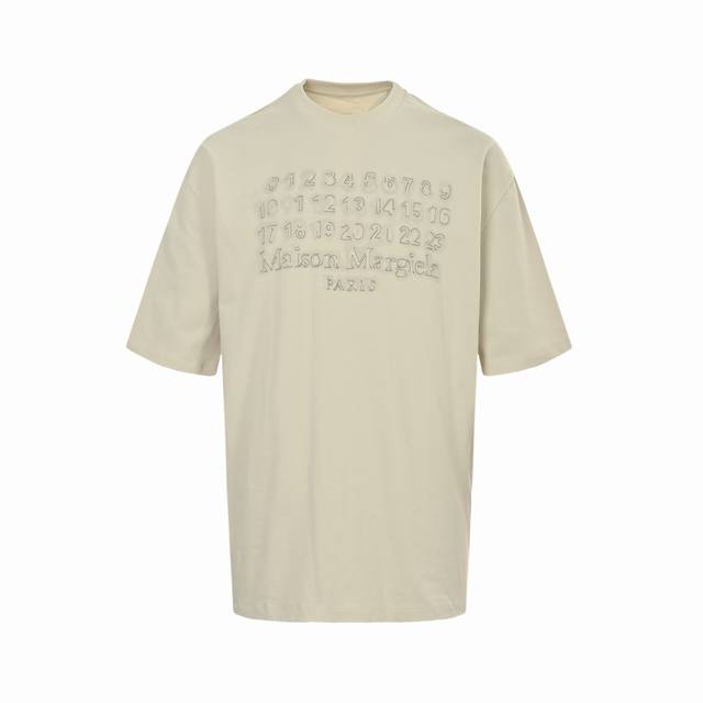 Maison Margiela 吉拉Mm6 未完成刺绣印花短袖 定制高密柔绒单面针织料，进口机刺绣工艺，精度高，线条流畅而细腻，采用胶浆印花，经过三次菲林网板修
