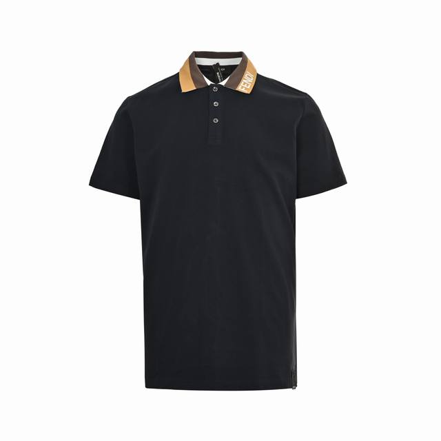 Fendi 芬迪 领口织带字母Polo短袖 选用棉质珠地网眼布打造，定制材质260G长绒棉，衣领为双系统提花定织扁机制成，有弹性，不变形，衣服全部原生布捆边，前