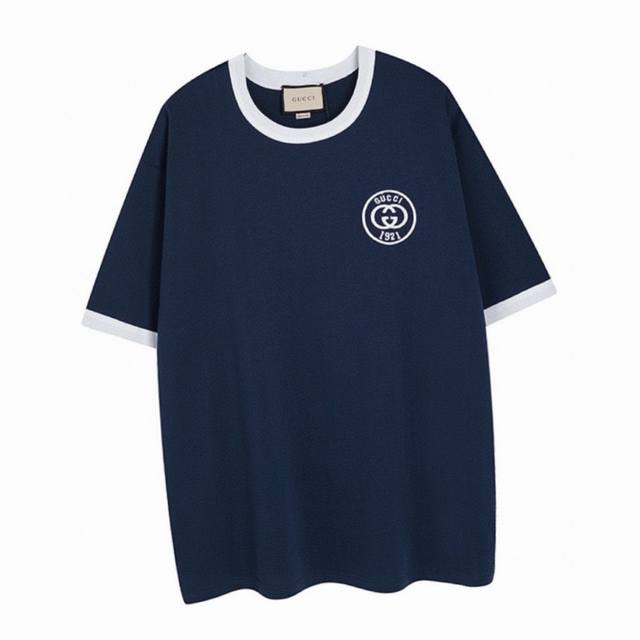 古驰 Gucci 夏季新品 互扣式双G刺绣标识圆领短袖T恤，采用定织32支精梳紧密纯棉面料，诠释运动装理念，为整款设计注入运动气息与复古韵味，男女同款，超级百搭
