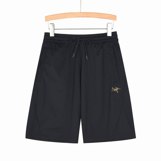 2025款Arc'teryx 始祖鸟夏季冰丝弹力速干短裤！锦伦安踏条面料，拉链口袋。拼接设计！ 颜色：黑色 藏青 尺码M-3Xl 此款裤子非常百搭，弹力腰围，加