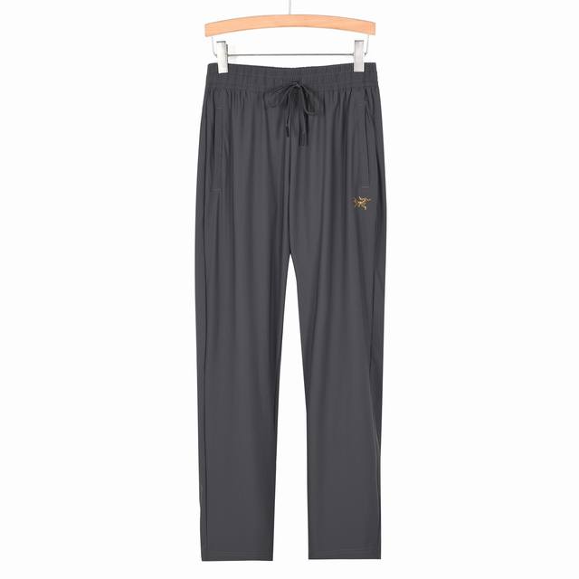 2025款Arc'teryx 始祖鸟夏季冰丝弹力速干直筒长裤 ！锦伦安踏条面料，拉链口袋。拼接设计！ 颜色：黑色 灰色 尺码M-3Xl 此款裤子非常百搭，弹力腰