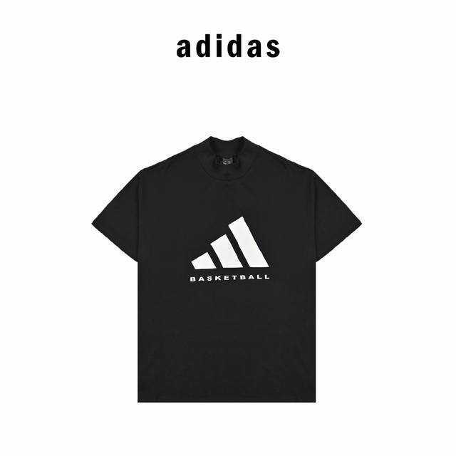 Adidas立体硅胶小高领短袖 男女同款，Oversize版型，胸前经典Adidas Basketball图案，背后经典硅胶Logo小标，高克重双砂面料，版型偏