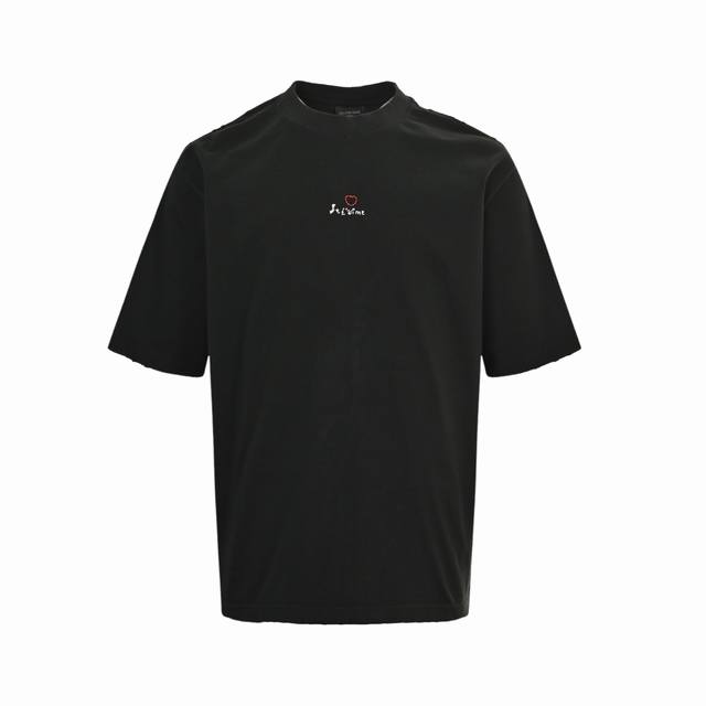 Balenciaga 巴黎世家 情人节限定小爱心刺绣短袖 采用280重磅纯棉面料 手工破坏 随意对比 定织定染 高敏感特殊色 我们对面料的要求是要在Uv灯光 D