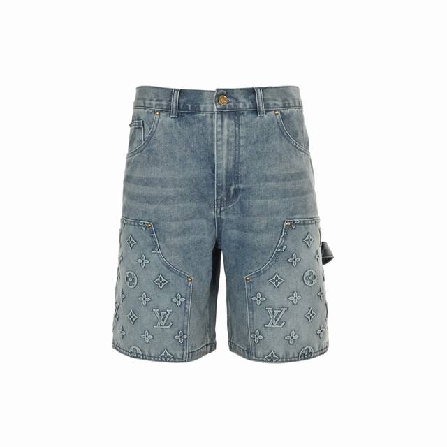 Louis Vuitton 路易威登 25Ss 老花浮雕牛仔短裤 本款工装牛仔短裤浸染水洗色调，为拼接结构和尖角口袋压印 Monogram 图案，可与同款工装衬
