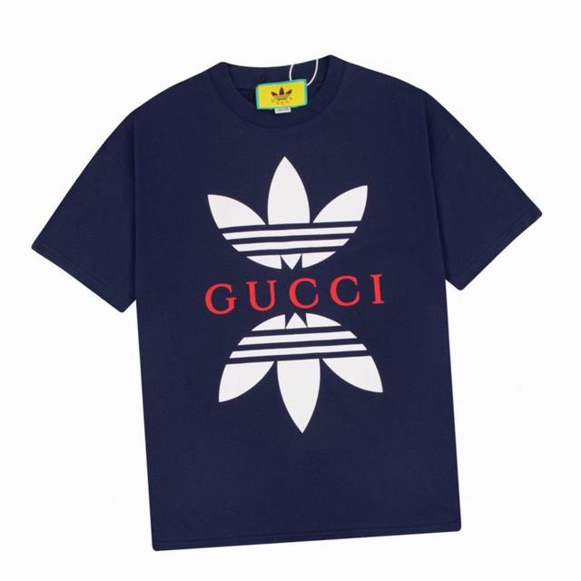古驰 Gucci 夏季新款 三叶草联名徽标圆领短袖T恤 阳光青春系 纯棉面料 柔软亲肤细腻 做工细致 男女同款 宽松版型 时尚又百搭。 Color：宝蓝色 白色