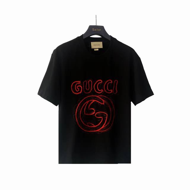 实拍细节图+尺码表 Gucci 手绘定制刺绣Logo圆领短袖 选用客供定制针织 %纯棉面打造,面料手感细腻，厚实有质感的纯棉布 高密度的机织工艺，如棉絮般柔紧致