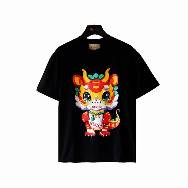 实拍细节图+细节图 Gucci 古驰 24Ss龙年限定龙宝宝Logo短袖T桖 官网同步，专柜纯棉面料！贴肤舒适，耐看又好穿，经典简约Logo设计，原厂工艺一丝不