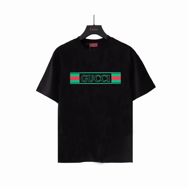 实拍细节图+尺码表 Gucci 古驰 新能源电池Logo印花圆领T恤 选用客供定制针织 %纯棉面打造,面料手感细腻，厚实有质感的纯棉布 高密度的机织工艺，如棉絮