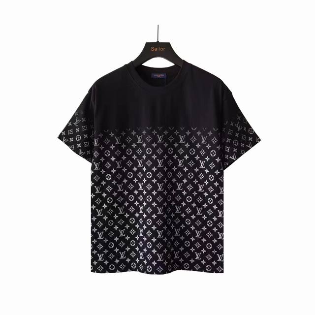 实拍细节图 +尺码表 路易威登 Louis Vuitton 老花渐变满印Logo圆领短袖T恤 夏季新款 前后数码渐变字母印花 百搭款细节处理完美 十分精致 网红