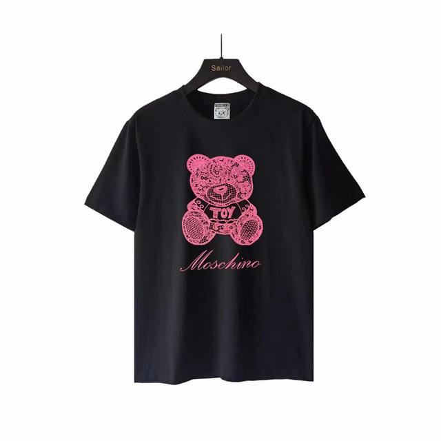 实拍细节图+细节图 Moschino 莫斯奇诺 粉红印花小熊短袖 彰显个性十足的时尚元素！高克重棉质打造，纹理质感相当特殊，从未有过的亲肤体验，在质地上也是绝对